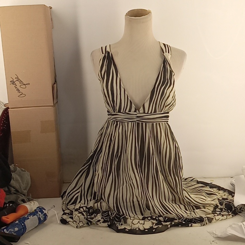 Alice and Olivia black n cream color with flora pattern dress size Large